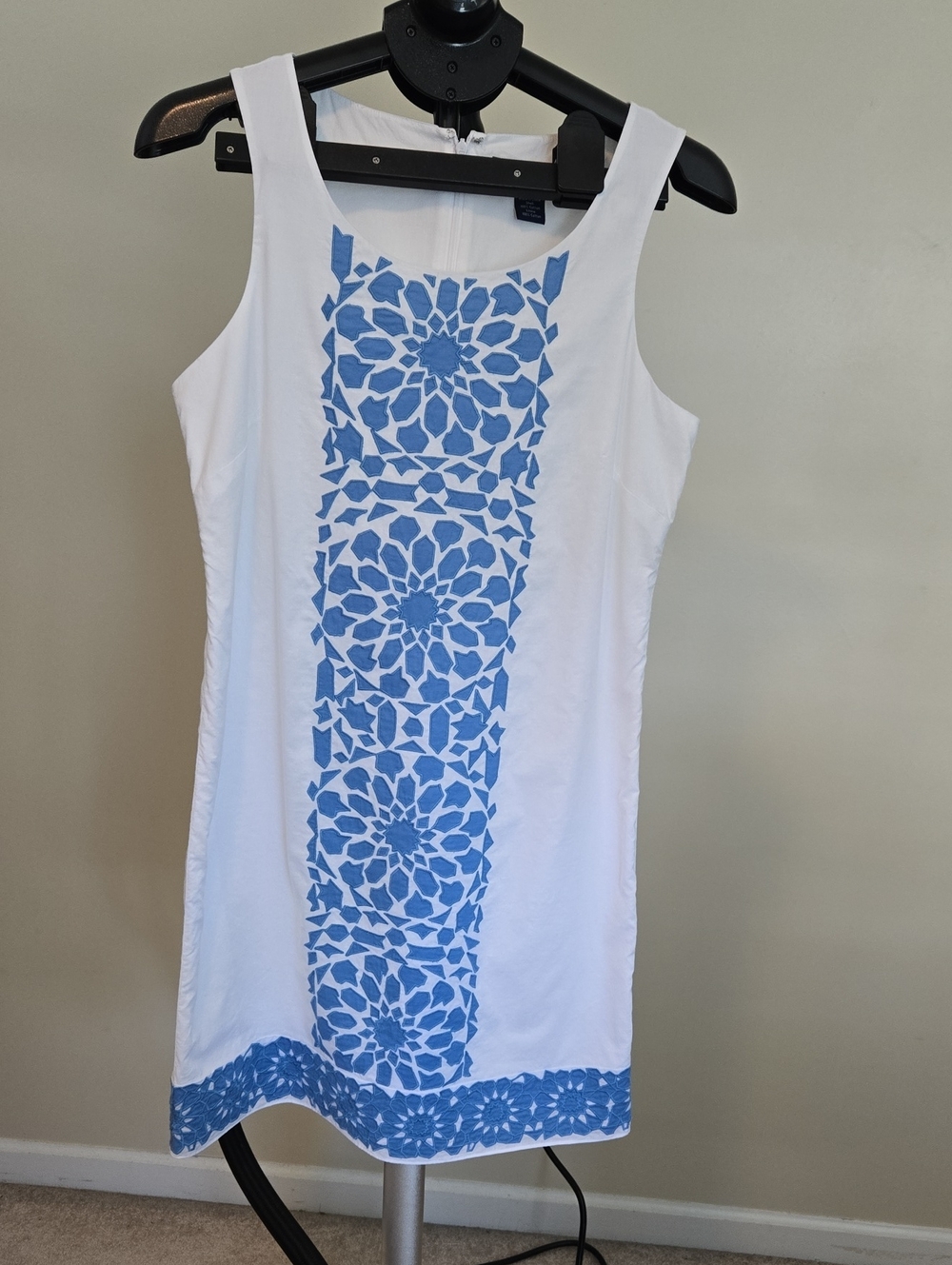 Vineyard Vines White Top with Blue Stained Glass Design